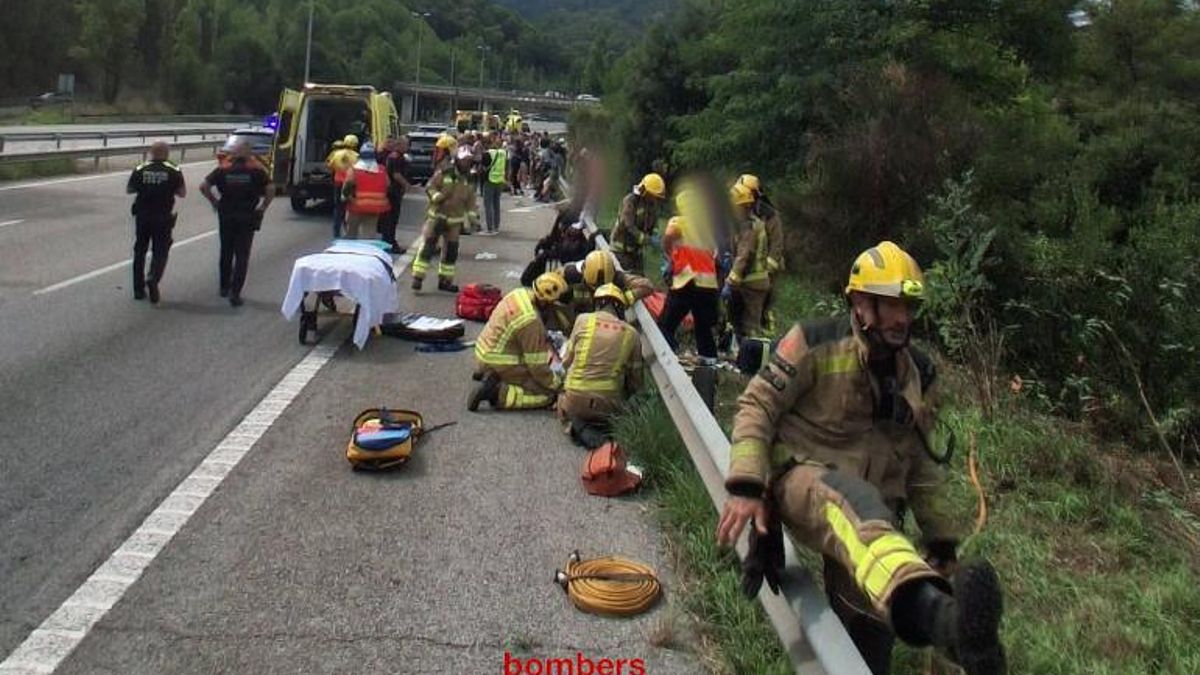 Dos heridos graves al volcar un autobús con 60 pasajeros en la localidad barcelonesa de Santa Susanna