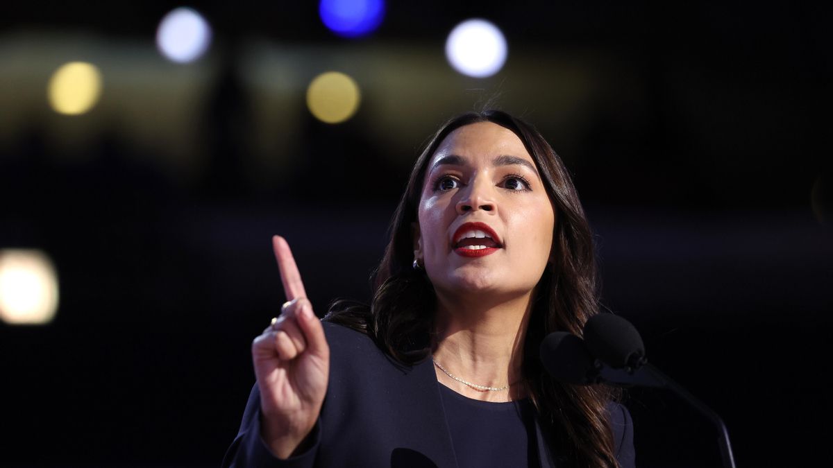 Alexandria Ocasio-Cortez exige a Trump que no use «fuerza militar no autorizada» contra Venezuela y que no apoye el golpismo contra Petro