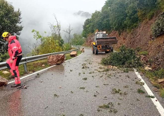 Las fuertes tormentas en Catalunya dejan desprendimientos de tierra y árboles caídos