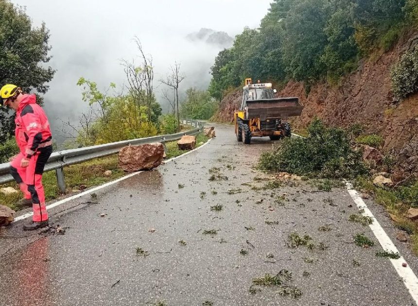 Las fuertes tormentas en Catalunya dejan desprendimientos de tierra y árboles caídos