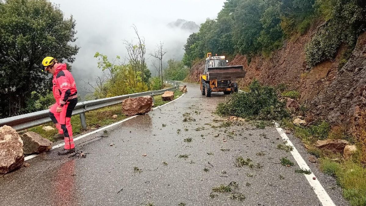 Las fuertes tormentas en Catalunya dejan desprendimientos de tierra y árboles caídos