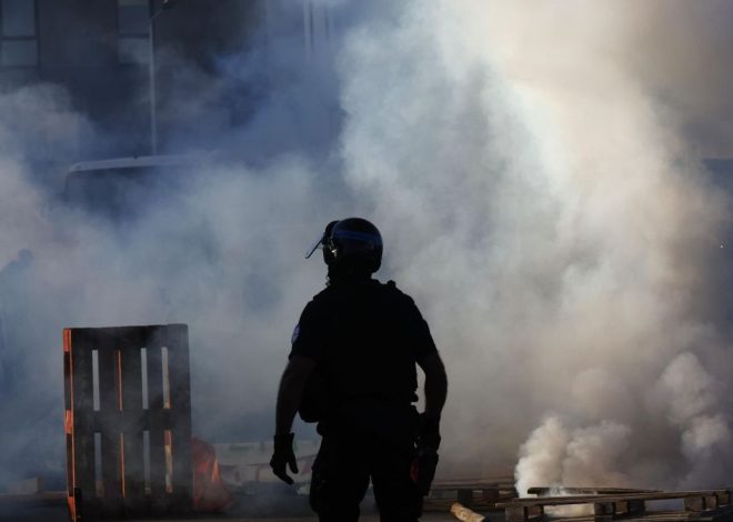 Bloqueos en autopistas y un centenar de detenidos en el inicio de una jornada de protestas por toda Francia