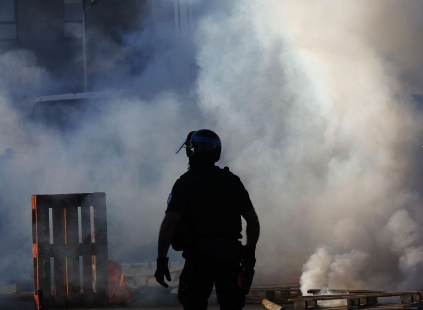 Bloqueos en autopistas y un centenar de detenidos en el inicio de una jornada de protestas por toda Francia