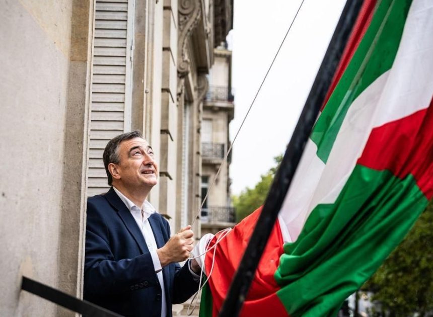 El PNV coloca una ikurriña y toma posesión de su palacio de París, «símbolo contra el fascismo»