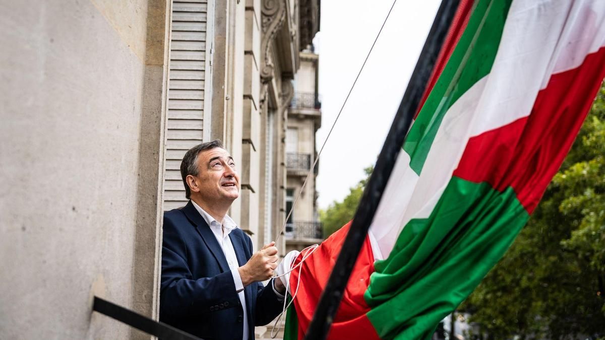 El PNV coloca una ikurriña y toma posesión de su palacio de París, «símbolo contra el fascismo»