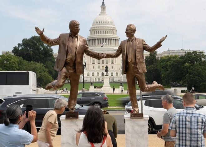 Aparece frente al Capitolio una estatua de unos felices Donald Trump y Jeffrey Epstein dándose la mano
