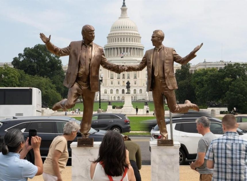 Aparece frente al Capitolio una estatua de unos felices Donald Trump y Jeffrey Epstein dándose la mano
