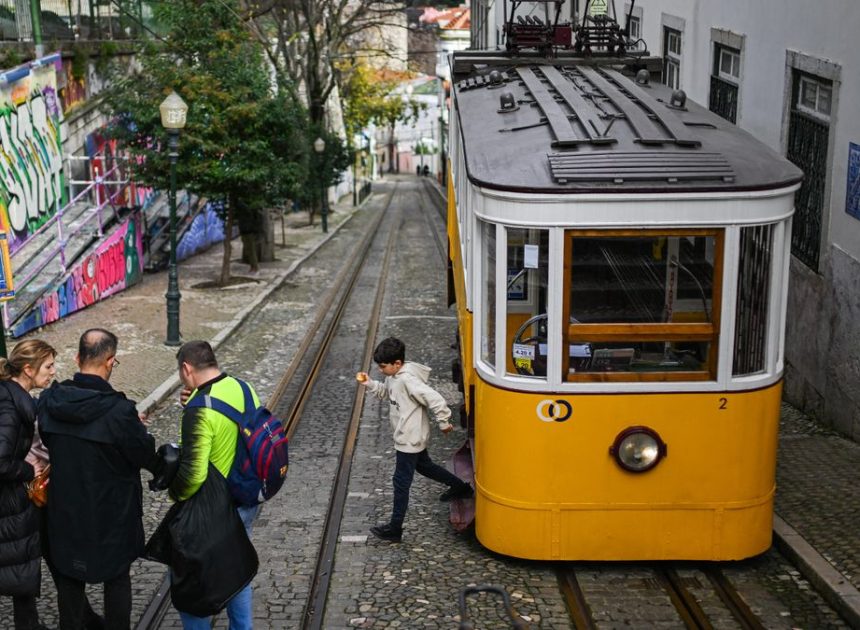Qué es y cómo funciona el funicular de Glória de Lisboa