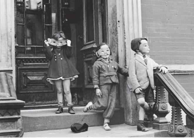 Las imágenes nunca vistas de Helen Levitt, la fotógrafa que retrató durante casi un siglo el Nueva York más humilde
