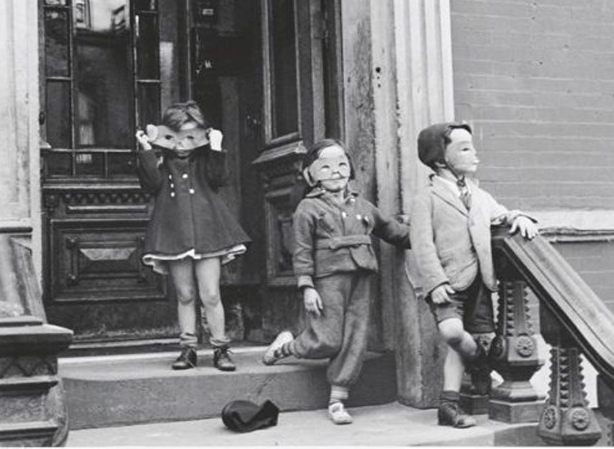 Las imágenes nunca vistas de Helen Levitt, la fotógrafa que retrató durante casi un siglo el Nueva York más humilde