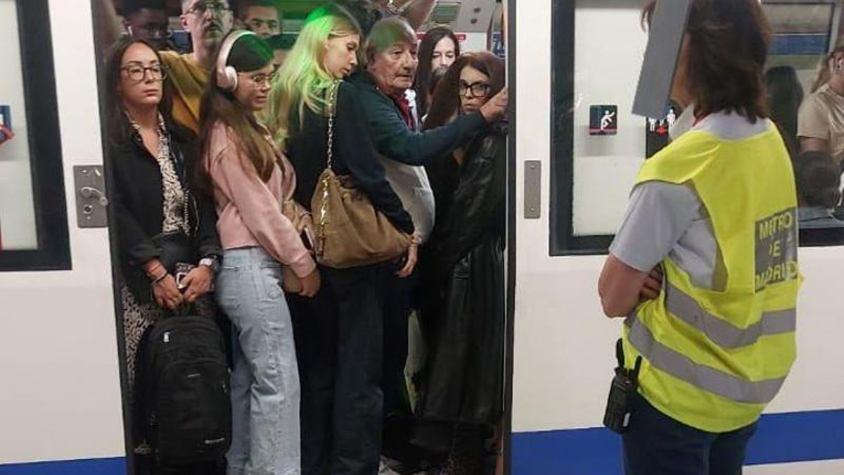 Metro de Madrid recupera a los ‘empujadores’ para abarrotar sus vagones y paliar las aglomeraciones en los andenes