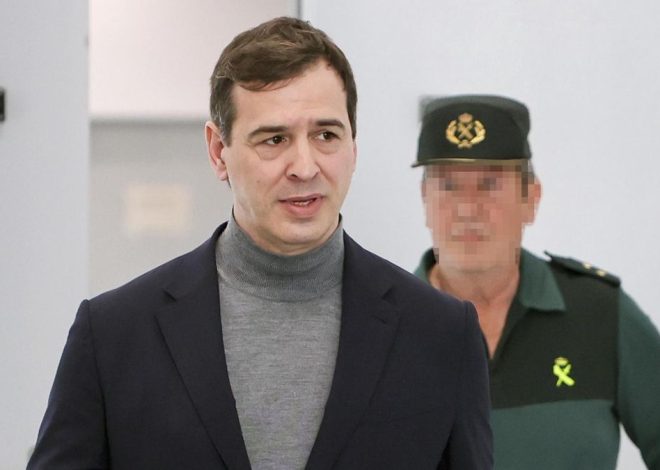 La Audiencia de Badajoz coloca al hermano de Pedro Sánchez al borde del banquillo por prevaricación y tráfico de influencias