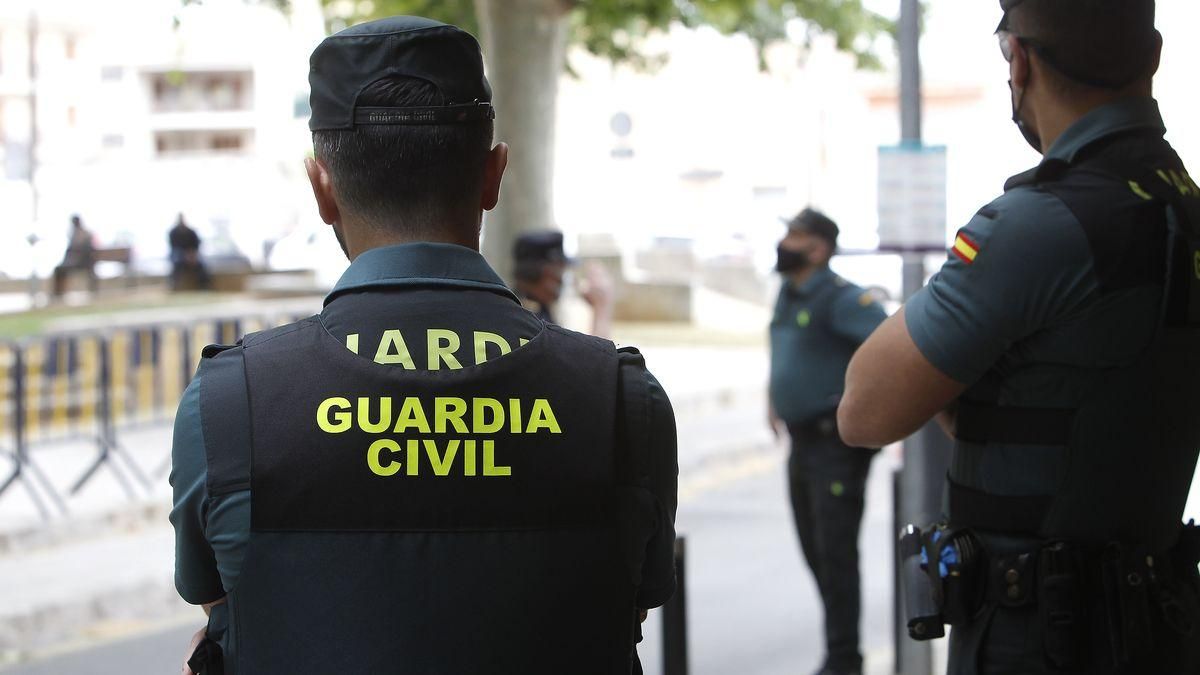 Detenido un guardia civil de Oliva por el trato violento hacia una mujer detenida en plena calle