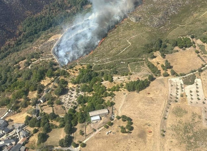 Un incendio obliga a confinar Castromil, entre Zamora y Ourense