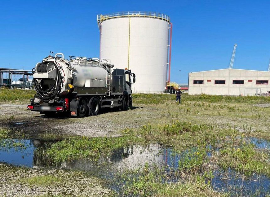 La Fiscalía denuncia un vertido de hasta 5.000 litros con hidrocarburos en el puerto de Bilbao