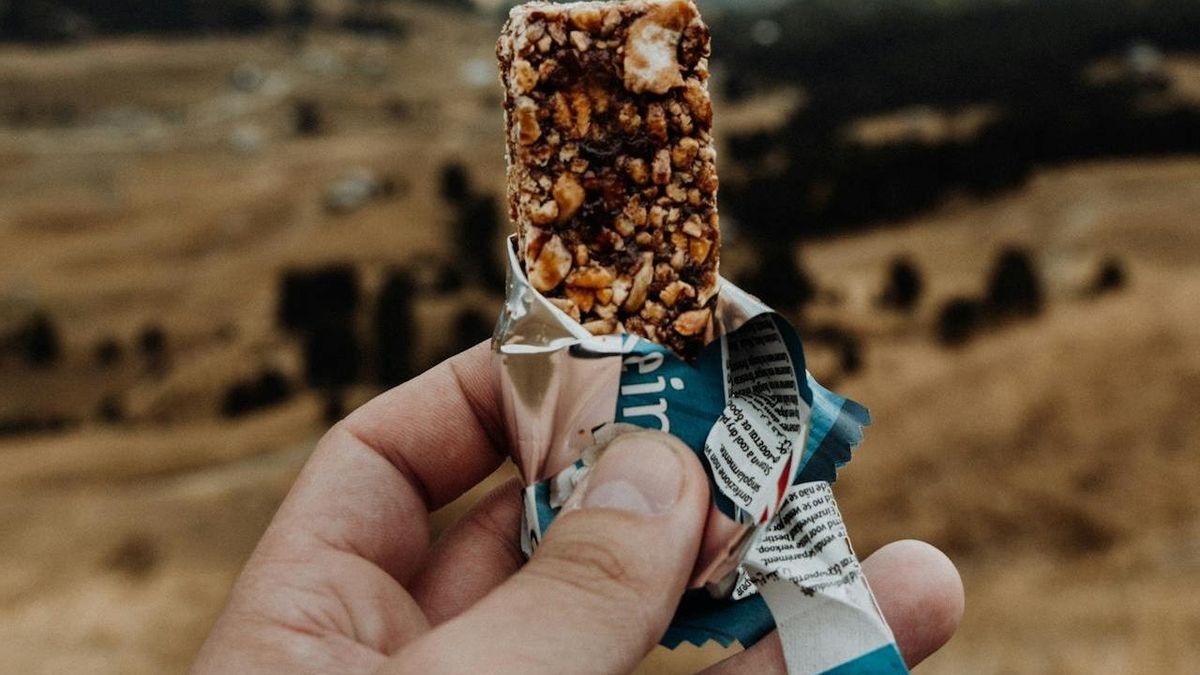No son tan sanas como parece: qué ingredientes buscar (y evitar) en las barritas de proteínas