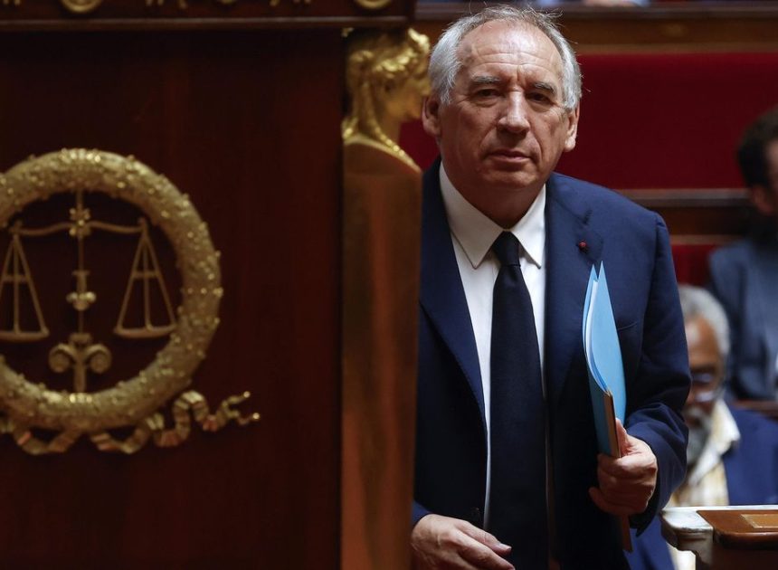 El Gobierno francés cae tras el fracaso del primer ministro Bayrou en la cuestión de confianza