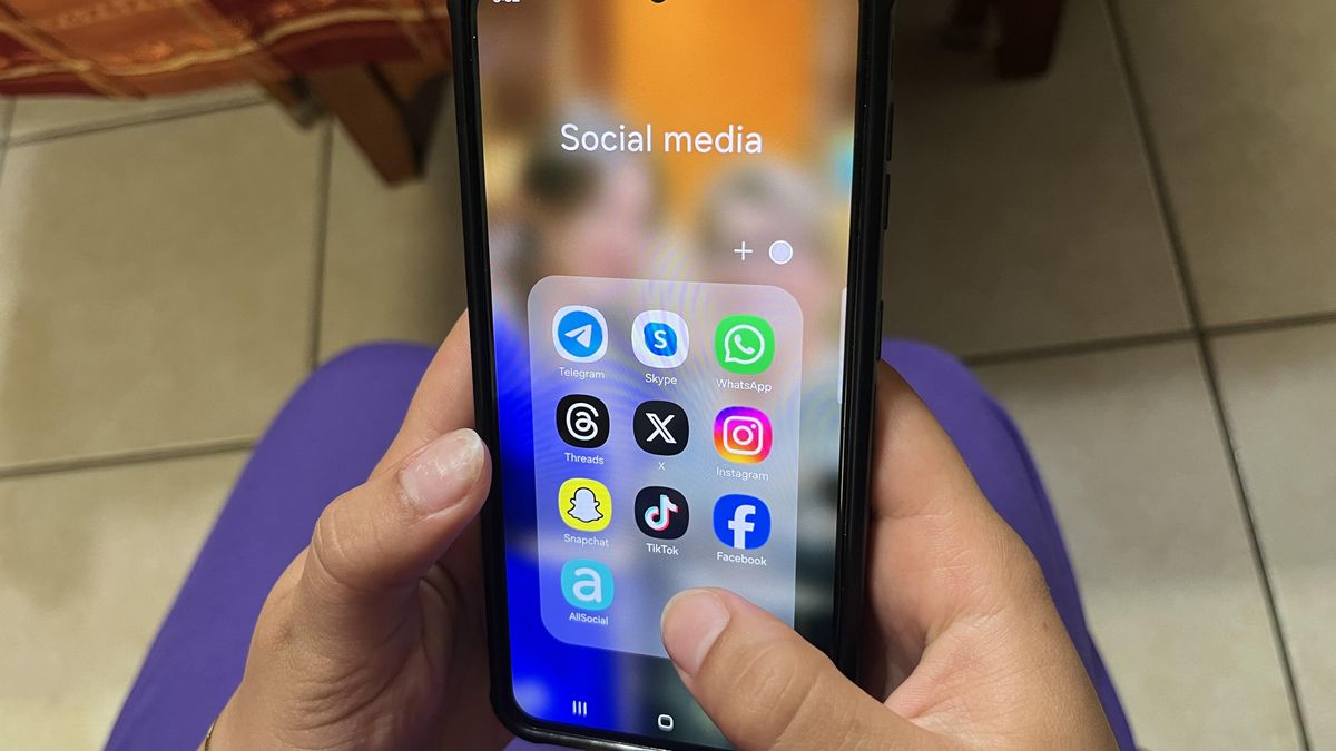 La UE da pasos para restringir la edad de acceso a redes sociales: «Enganchan a los niños a algoritmos manipuladores»