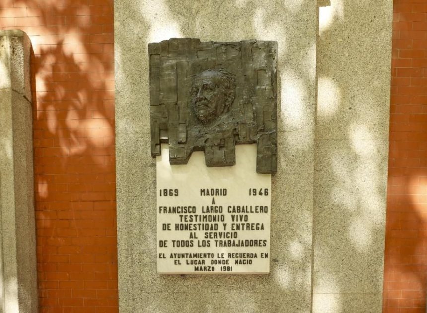 El Gobierno de Almeida repone sin avisar la placa de Largo Caballero que destruyó a martillazos