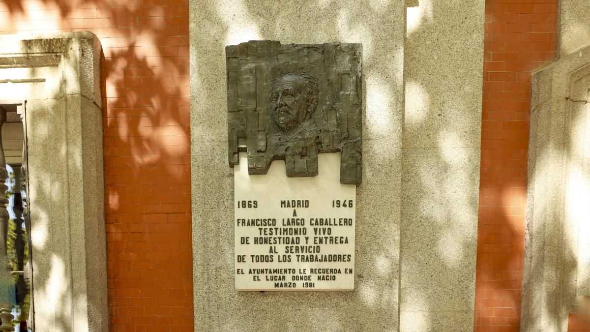 El Gobierno de Almeida repone sin avisar la placa de Largo Caballero que destruyó a martillazos
