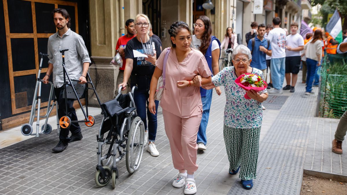 Despedida a una residencia de mayores de Barcelona ‘expulsada’ por la especulación: «Mi madre lleva sus 94 años en el barrio”