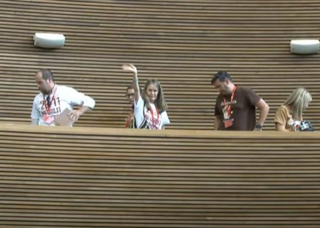 Las víctimas de la dana abandonan las Corts después de que Mazón las desafíe: «Las han politizado»