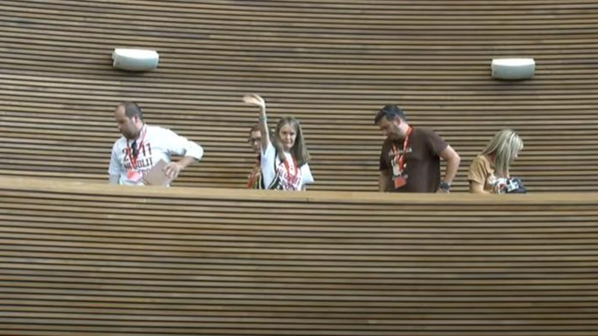 Las víctimas de la dana abandonan las Corts después de que Mazón las desafíe: «Las han politizado»
