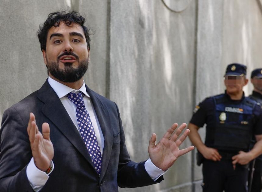 La Fiscalía enseña a Alvise el camino al banquillo por financiación ilegal y pide retirar su inmunidad parlamentaria
