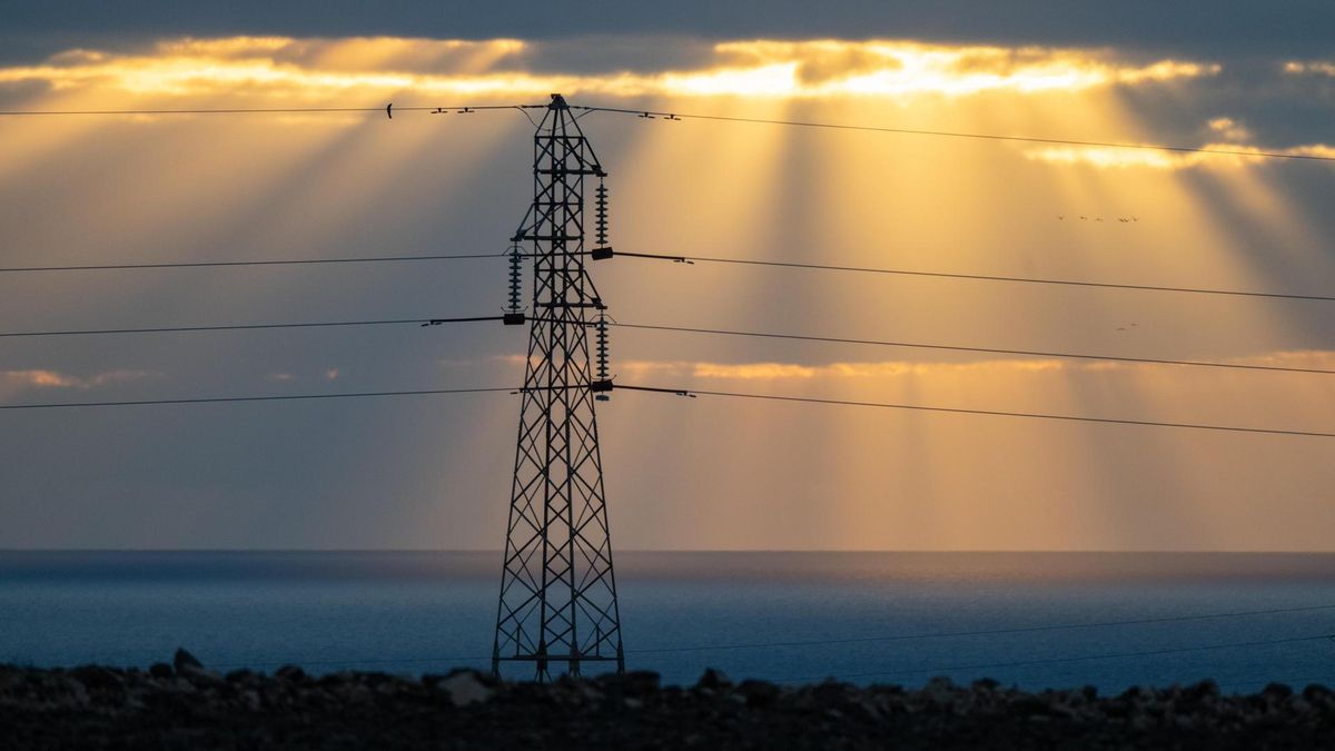 Las eléctricas advierten de una saturación del 83% de la red que puede frenar la actividad económica