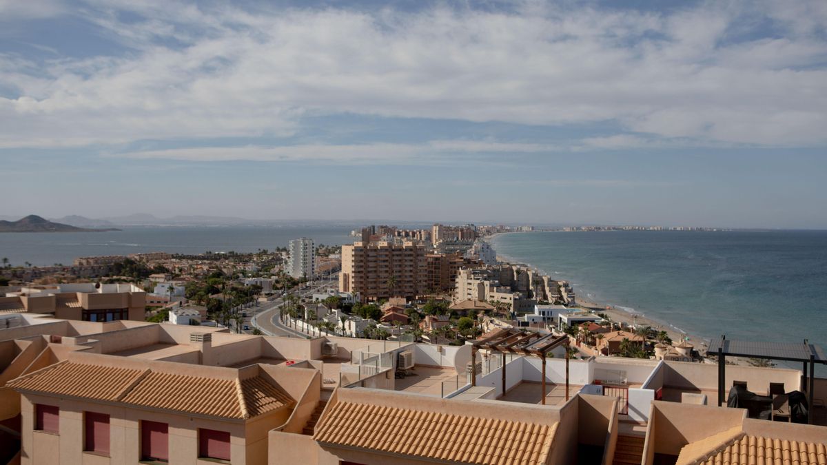 La extrema estacionalidad aboca a La Manga al abandono: “No se puede vivir todo el año del verano”