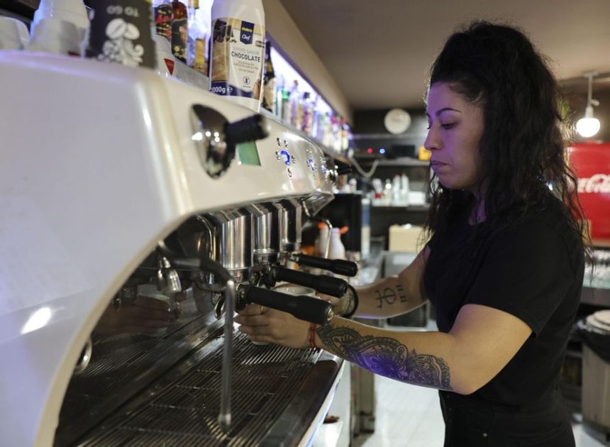 La AIReF concluye que las alzas del salario mínimo no destruyen empleo gracias al aumento del consumo