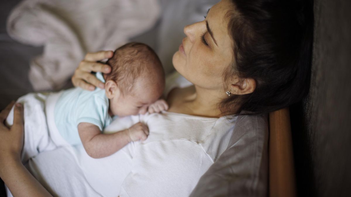 «No duermo más de dos horas seguidas»: cuando la brecha de cuidados empeora el sueño y la salud de las madres