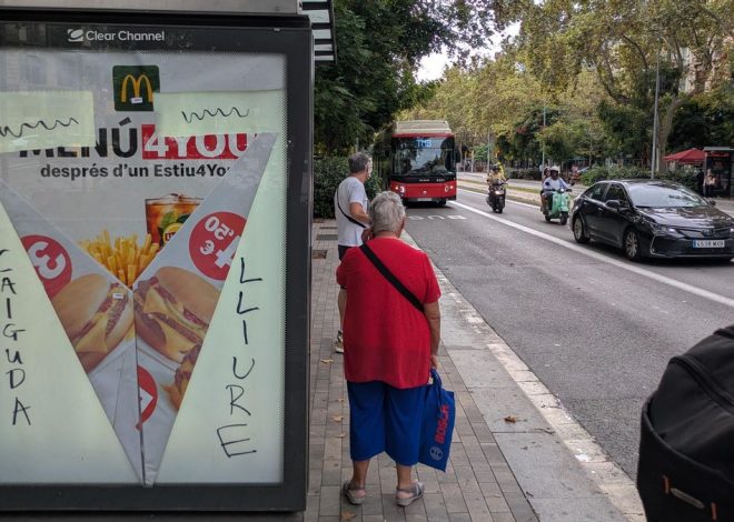 Por qué decenas de marquesinas han aparecido ‘tuneadas’ en Barcelona con el mensaje «caída libre»