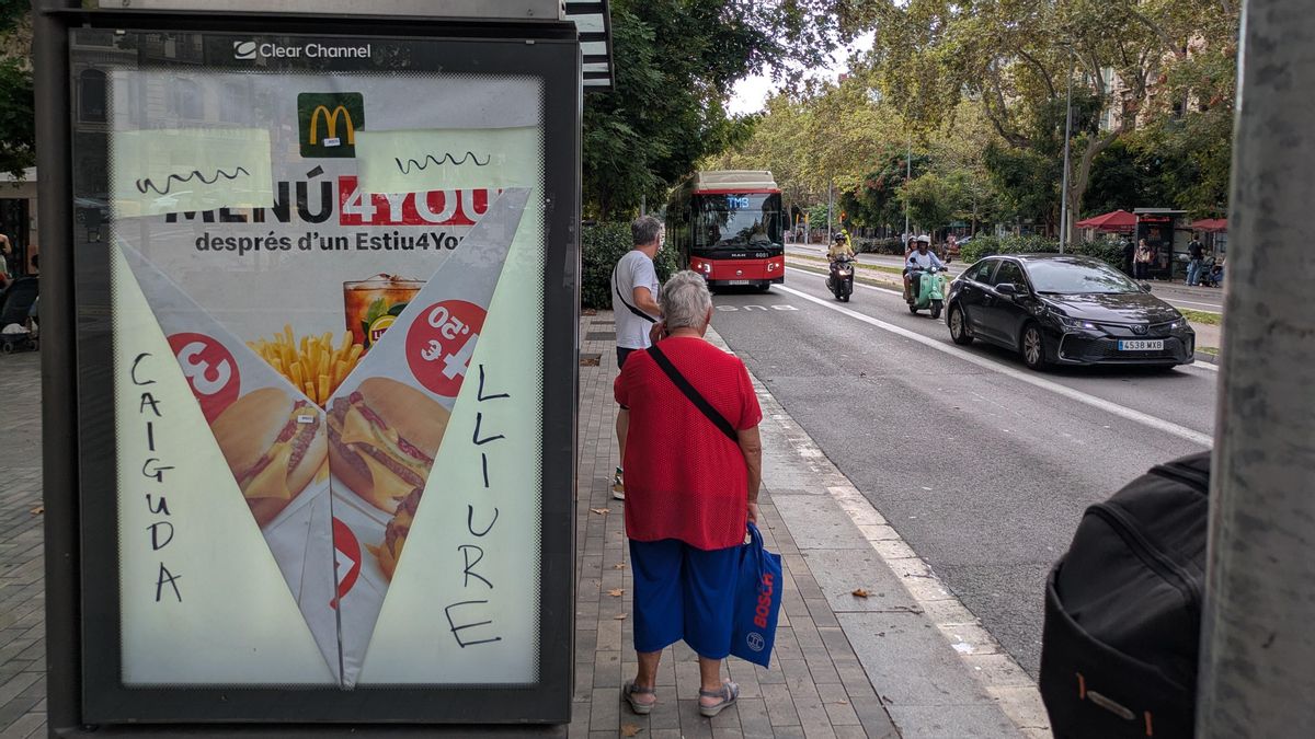 Por qué decenas de marquesinas han aparecido ‘tuneadas’ en Barcelona con el mensaje «caída libre»