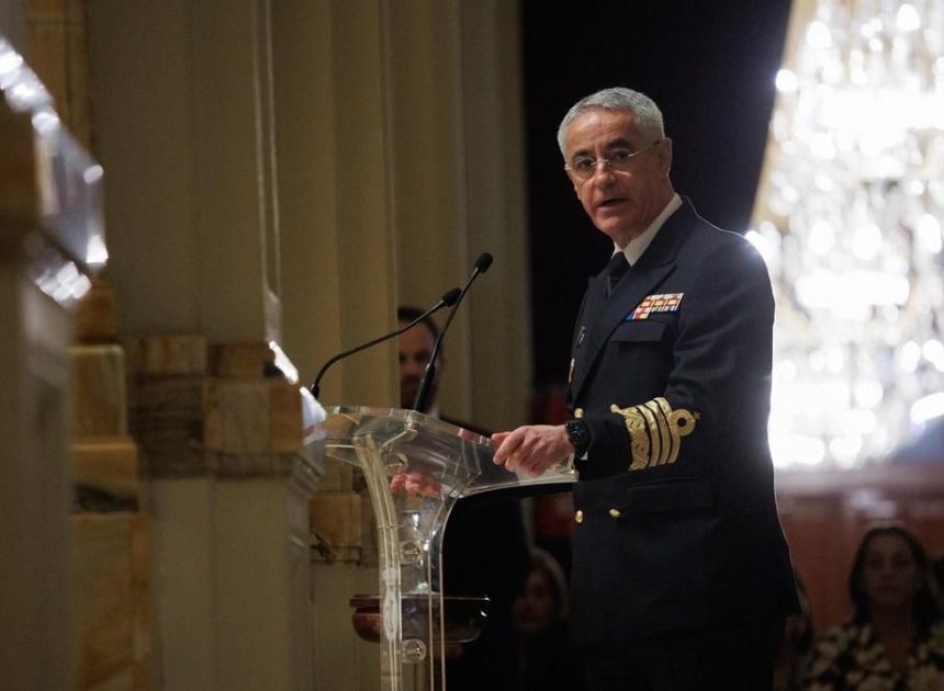 El jefe de la Armada contesta a Vox: «No estamos para apartar a los cayucos, sino para ayudarles»