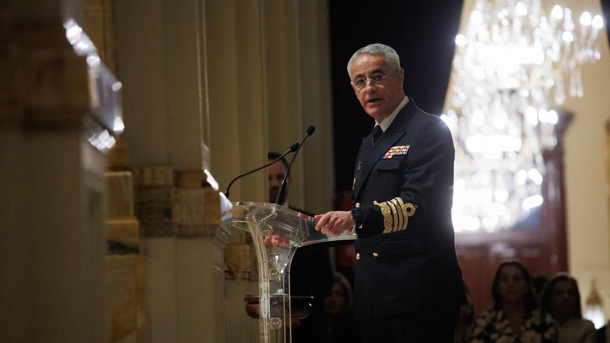 El jefe de la Armada contesta a Vox: «No estamos para apartar a los cayucos, sino para ayudarles»