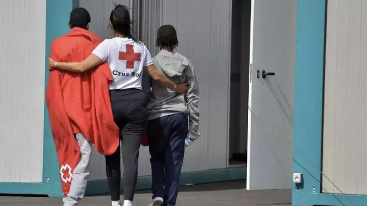 Los menores migrantes que lleguen desde este lunes a Canarias serán derivados en un plazo de 15 días a otras comunidades