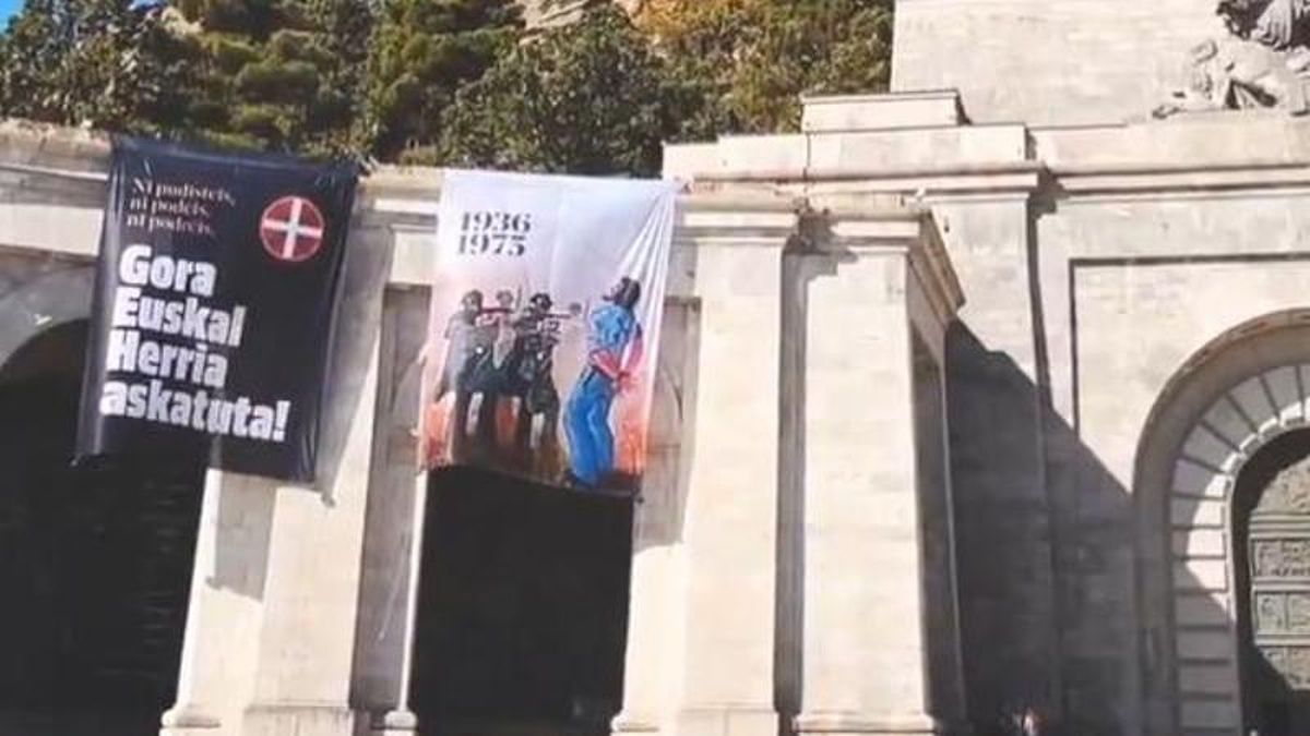 Sortu despliega en Cuelgamuros pancartas de homenaje a dos miembros de ETA fusilados por Franco en 1975