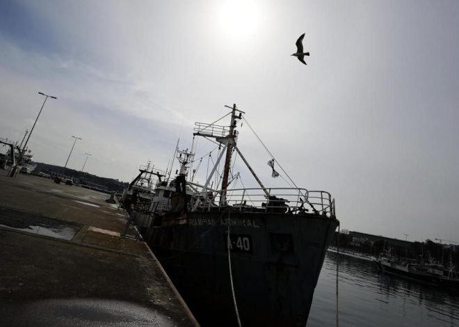 Rescatados tres españoles y desaparecidos cinco mauritanos tras hundirse barco de capital gallego con 26 tripulantes