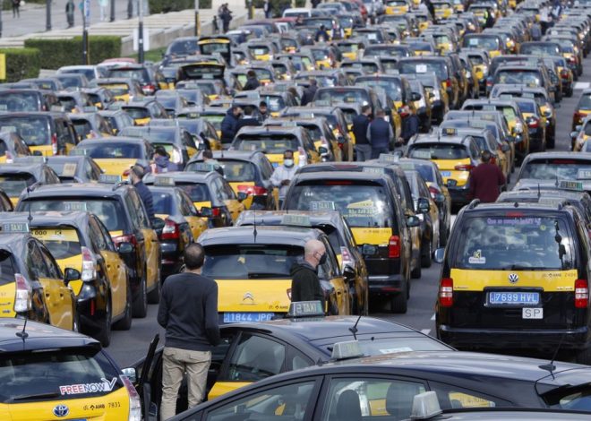 El Parlament da el primer paso para expulsar definitivamente a Uber y Cabify de Barcelona