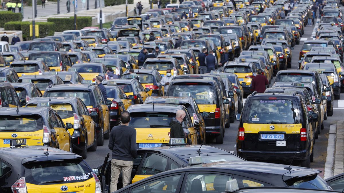El Parlament da el primer paso para expulsar definitivamente a Uber y Cabify de Barcelona