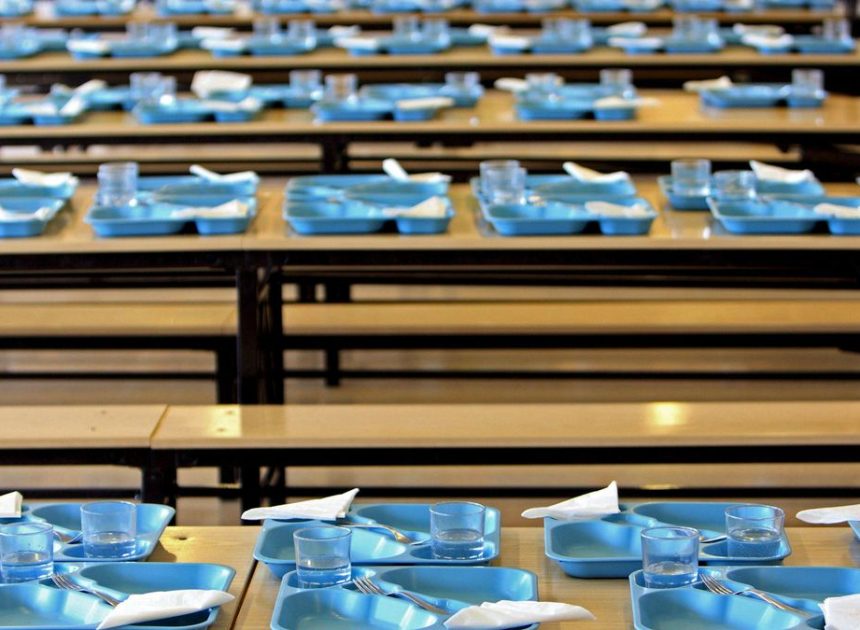 El Gobierno de Ayuso denegó una de cada tres solicitudes de las becas comedor en el curso 2024/2025
