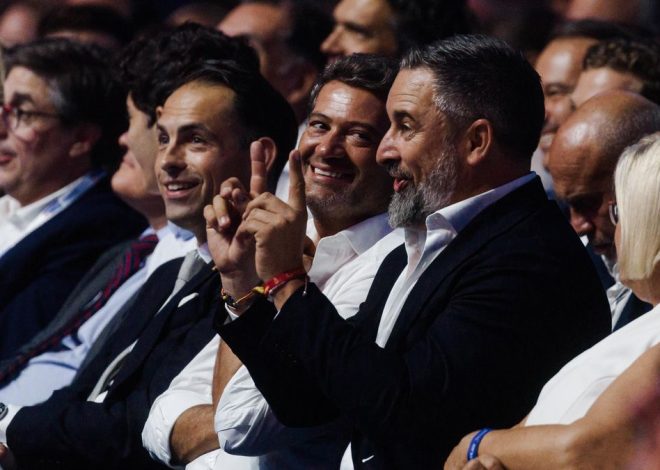 «Psicópata, chulo de putas», «la primera medida es Sánchez a la cárcel»: los insultos  en el acto de ultras que presidió Abascal
