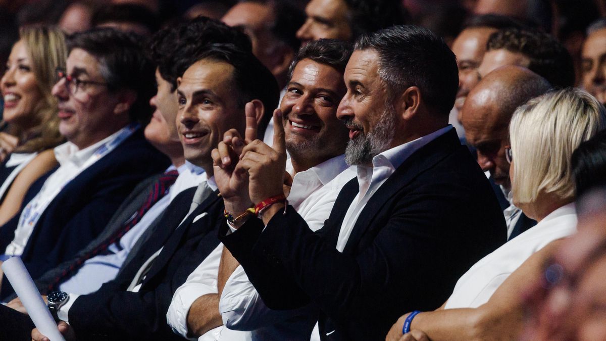 «Psicópata, chulo de putas», «la primera medida es Sánchez a la cárcel»: los insultos  en el acto de ultras que presidió Abascal
