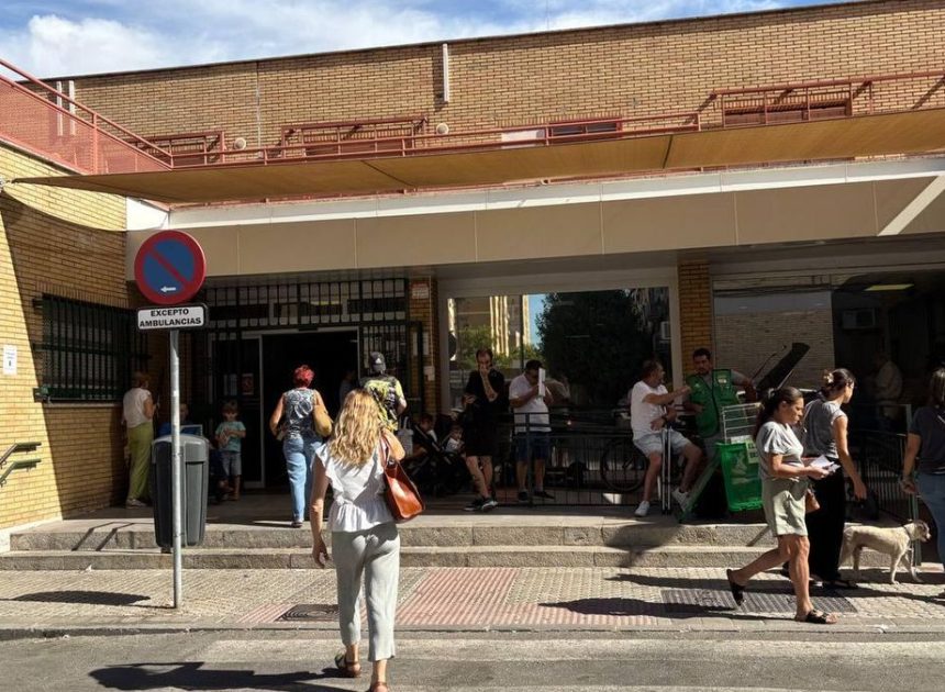 «Esto es un caos»: una mañana en un centro de salud de Sevilla