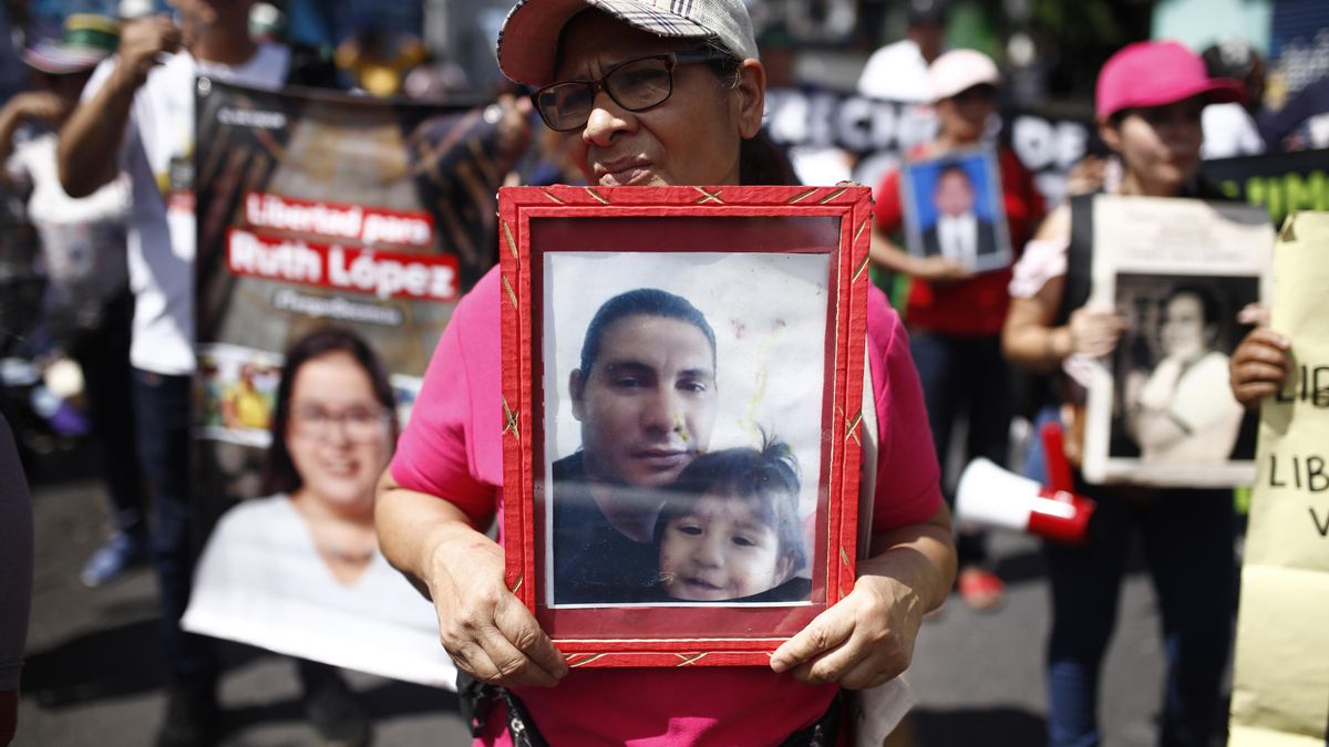 Bukele se ceba con los periodistas en su deriva autoritaria en El Salvador: «La gente renuncia por temor»