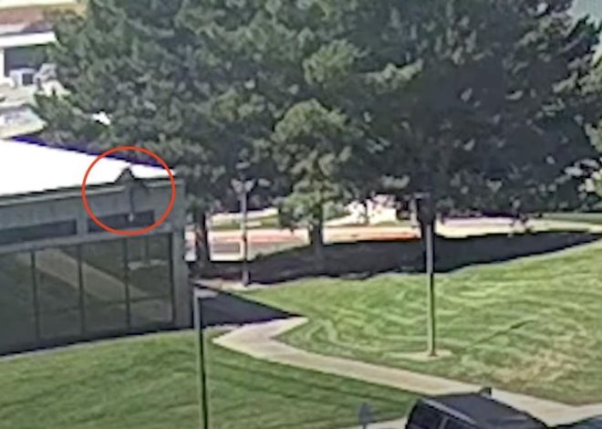 El FBI publica un vídeo del supuesto asesino de Charlie Kirk huyendo del lugar del tiroteo ante las dificultades para identificarlo y detenerlo