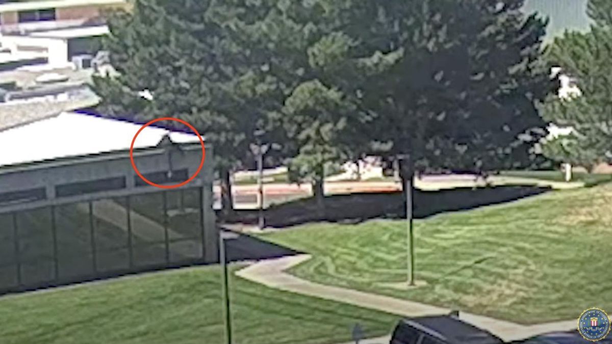 El FBI publica un vídeo del supuesto asesino de Charlie Kirk huyendo del lugar del tiroteo ante las dificultades para identificarlo y detenerlo