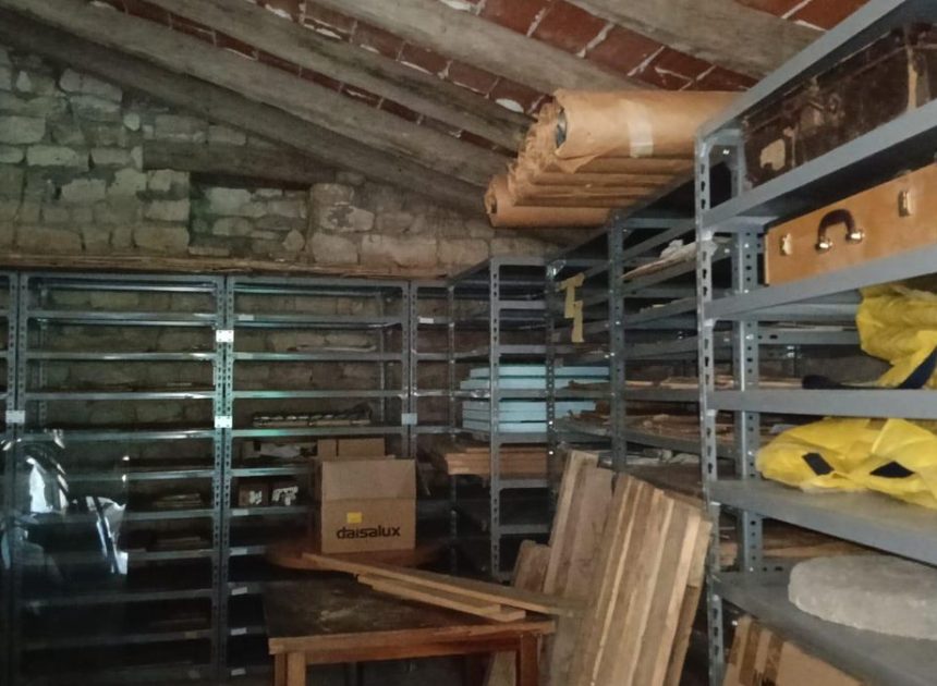 En un pajar o junto a una caldera: cientos de grabados donados a Fuendetodos conviven apilados por el Ayuntamiento