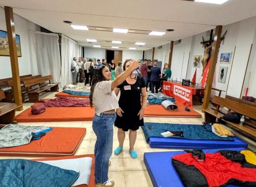Colchón, bocata y una noche de vigilia: el encierro de CCOO y UGT en Vallecas presiona ‘in extremis’ para reducir la jornada laboral
